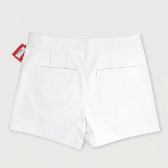 SPANX Pull On Tailored Shorts White Stretch Shaping Lined Women's M NWT 6 inches - Picture 2 of 8